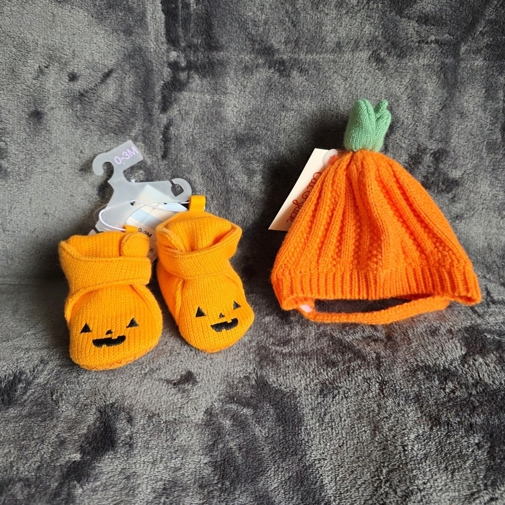 New fall Halloween newborn boy / girl bundle of pumpkin hat & Bootie Slippers
